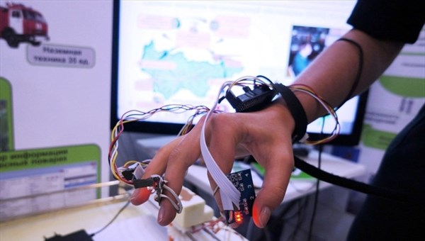 Студенты ТПУ создают перчатку, которая заменит мышку и клавиатуру