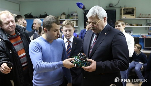 Губернатор обещал внедрить робоконструкторы ТУСУРа в томских школах