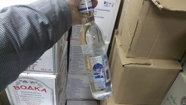 Двое томичей подозреваются в продаже суррогатного алкоголя в Сибири