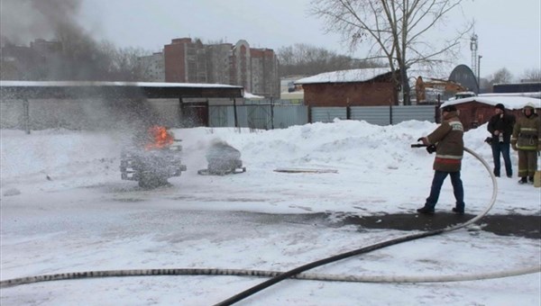 Томские пожарные испытали новую мобильную систему пожаротушения