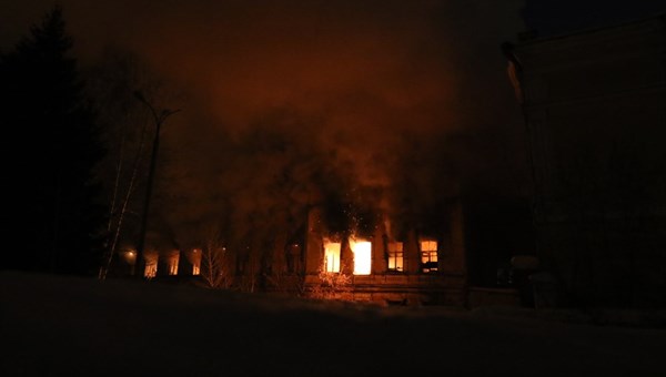 Пожарные более 3 часов тушат в Томске здание бывшего училища связи