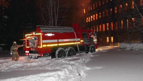 Пожарные не дали распространиться огню в бывшем училище связи в Томске