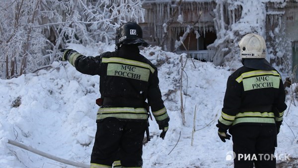 Пожарные более суток работают в здании бывшего училища связи в Томске