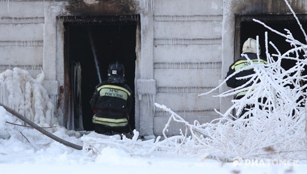 Пожарные более суток работают в здании бывшего училища связи в Томске