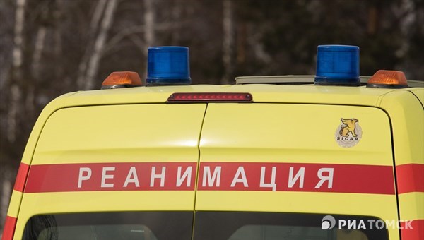 Lada Priora врезалась в осветительную опору в Томске, двое погибли