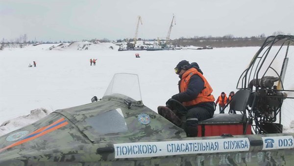 Специалисты приступили к резке льда на Томи в Томске в понедельник