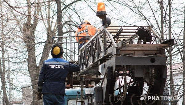 Энергетики устраняют аварийные отключения на электросетях в Томске