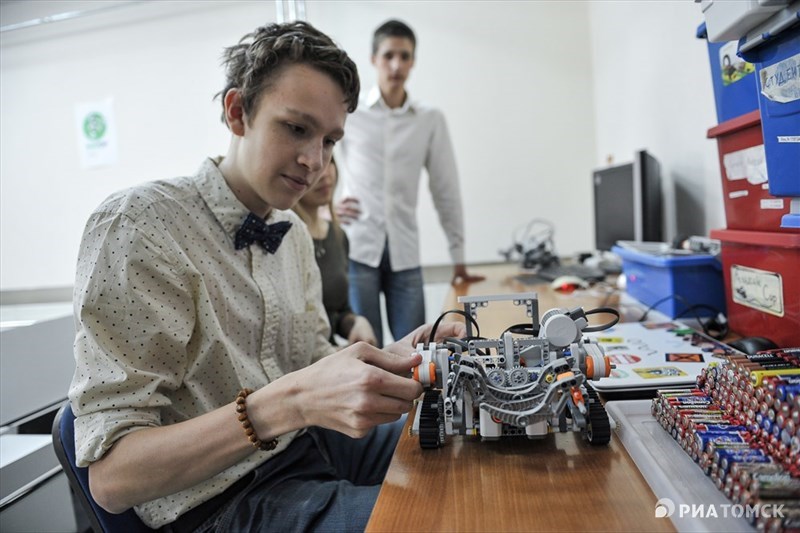 Журналистам также продемонстрировали модели роботов, созданных на основе образовательных конструкторов Lego, Bioloid и разработанного в ТУСУРе робоконструктора ЭОН.