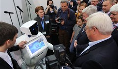 Жвачкин пообщался с роботом на выставке инноваций на U-NOVUS в Томске