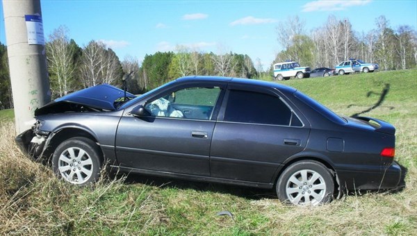 Toyota въехала в ЛЭП на трассе в Томской области, водитель в больнице