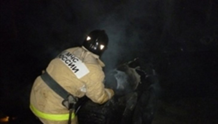 BMW и Land Cruiser пострадали ночью при пожаре в Томске
