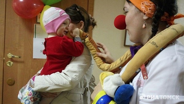 Улыбнись: врачи в Томске помогут детям с пороками лица и конечностей