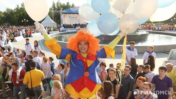 Томичи смогут пробежаться в гигантских штанах на празднике клоунов