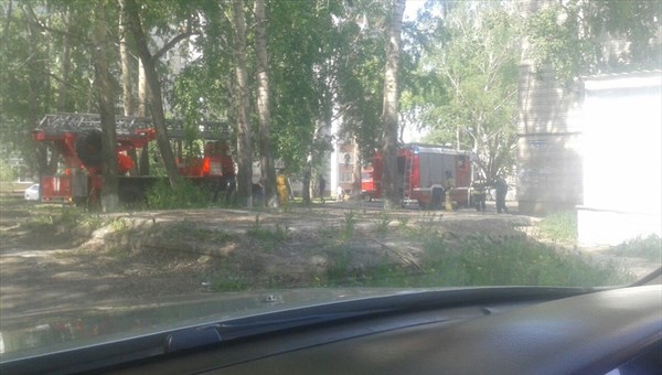 Три пожарные машины тушили матрас на козырьке магазина в Томске