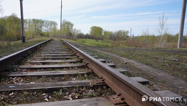 Пьяный мужчина попал под грузовой поезд в Томске