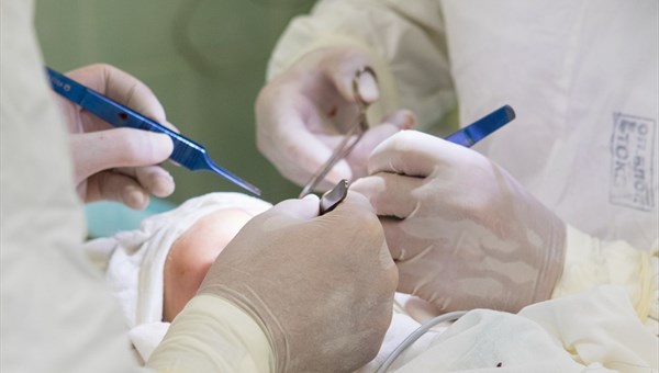Томские врачи прооперировали юношу, которому отрезало руку на пилораме