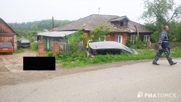 Машина врезалась в остановку под Томском, есть погибшие