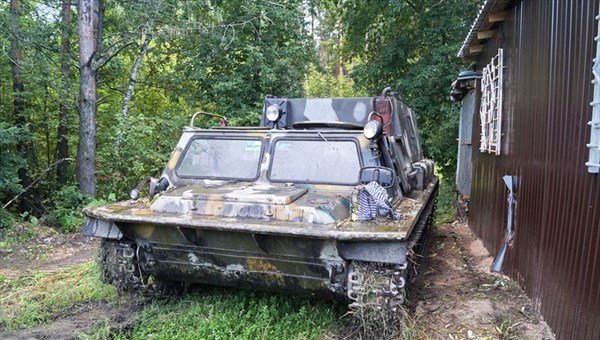 Пьяный томич на снегоболотоходе попался полиции, протаранив шиномонтаж