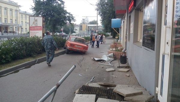 ГИБДД: неизвестные на Жигулях врезались в здание в Томске и сбежали