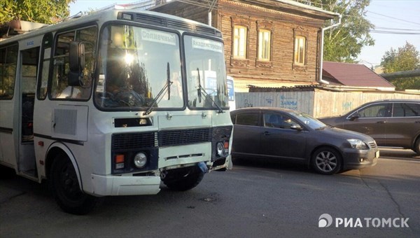 ПАЗ и Skoda столкнулись на Ленина в Томске, образовалась пробка