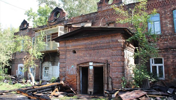 Пожарные 3 часа тушили старинный дом в Томске, пострадали 18 квартир