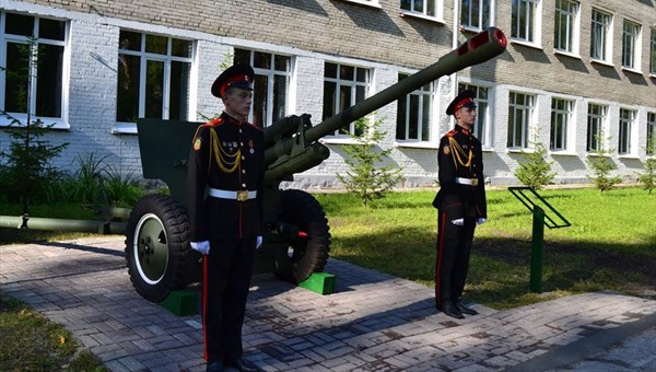 Пушки времен войны появились перед кадетским корпусом в Северске