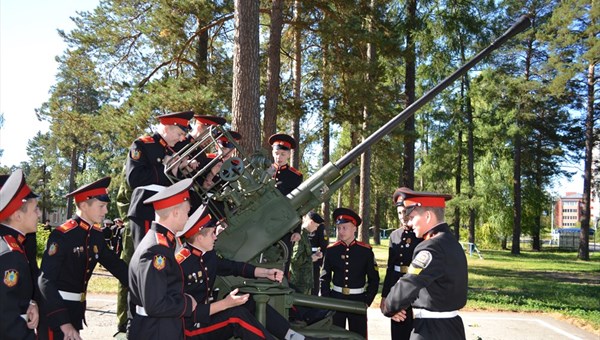 Пушки времен войны появились перед кадетским корпусом в Северске