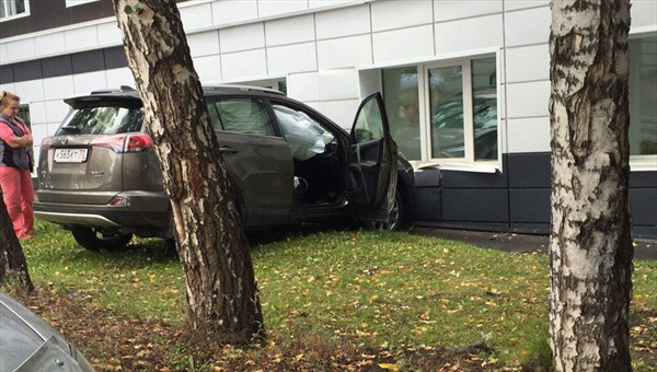 Припаркованный на спуске кроссовер врезался в общежитие ТГУ