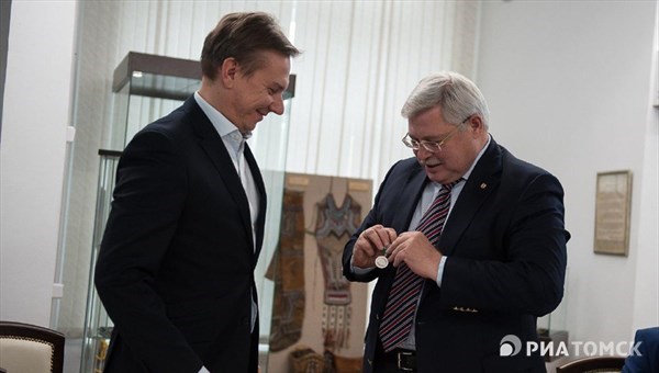 Томский губернатор вручил медаль За достижения главреду ТАСС