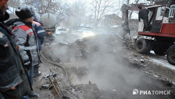 Специалисты устранили порыв на тепломагистрали на Нечевском в Томске