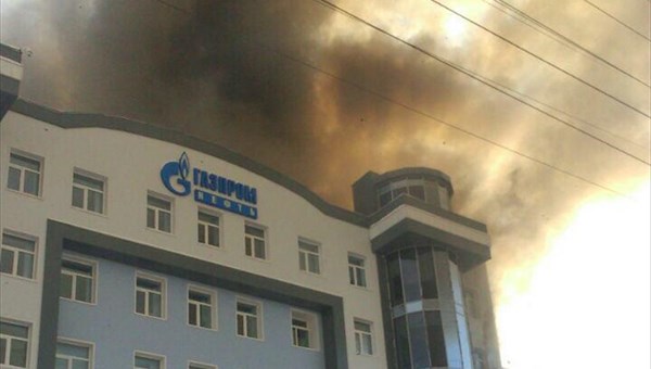 Пожарные эвакуировали 20 человек из горящего здания в Томске