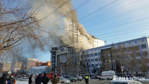 Пожарные эвакуировали 20 человек из горящего здания в Томске