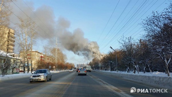 Пожарные эвакуировали 20 человек из горящего здания в Томске