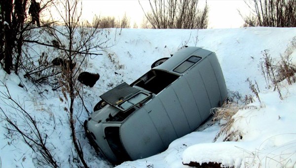 УАЗ упал в кювет и опрокинулся на томском севере, трое пострадали
