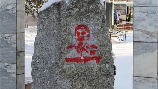 Неизвестные нарисовали Сталина в Сквере политических репрессий Томска