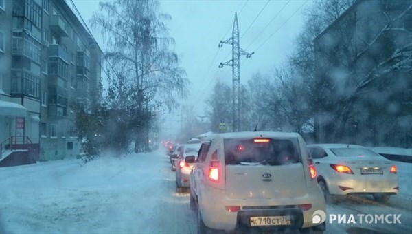 Серьезные пробки образовались в Томске в пятницу утром