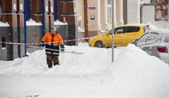 Штраф грозит томичам, выбрасывающим снег на проезжую часть