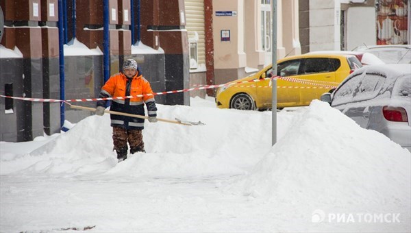 Штраф грозит томичам, выбрасывающим снег на проезжую часть