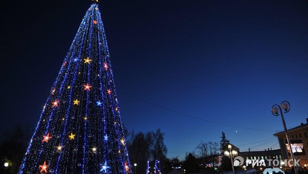 Главная новогодняя елка зажглась на площади Новособорной в Томске