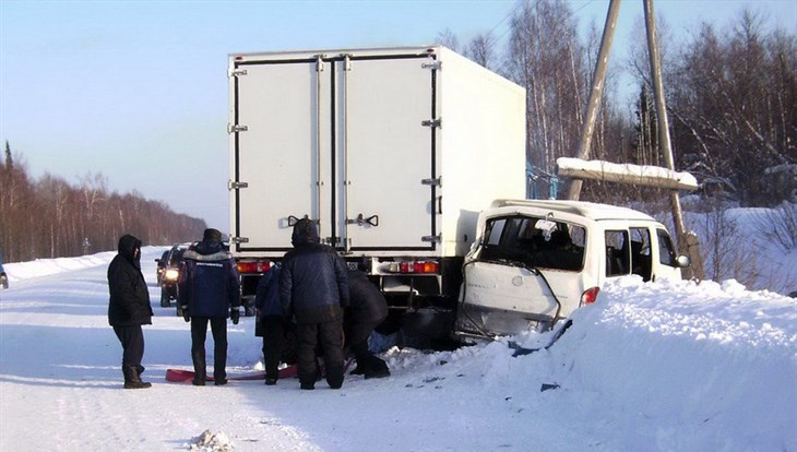 КамАЗ столкнулся с иномаркой на томской трассе, пятеро пострадали