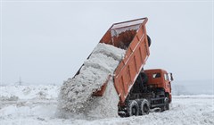 Власти Ленинского района: вывоз снега затрудняют очереди на полигонах