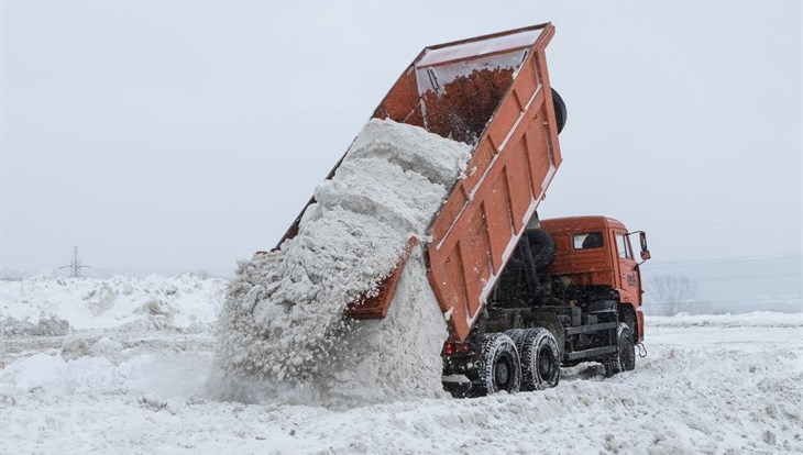 Власти Ленинского района: вывоз снега затрудняют очереди на полигонах