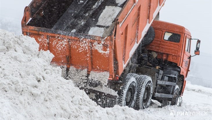Коммунальные службы Томска убирают снег в круглосуточном режиме