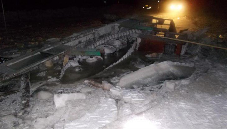 КамАЗ с трактором провалился под лед на переправе на томском севере
