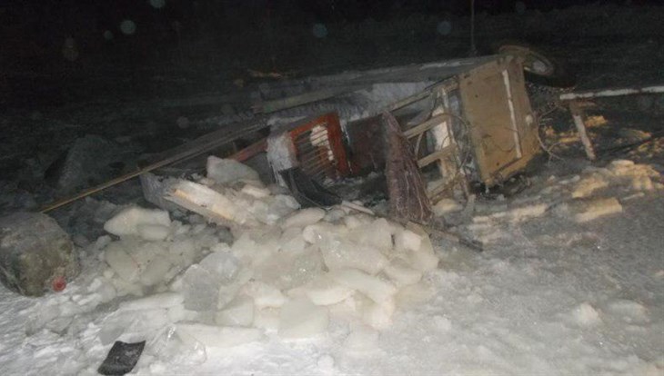 КамАЗ с трактором провалился под лед на переправе на томском севере