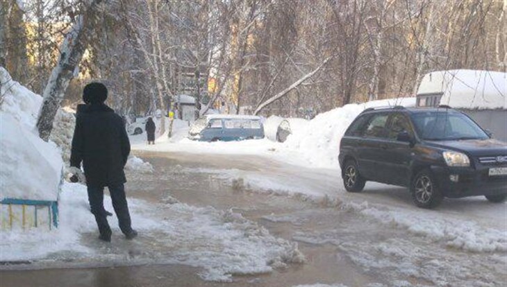 Припаркованные авто сутки не дают устранить порыв канализации в Томске