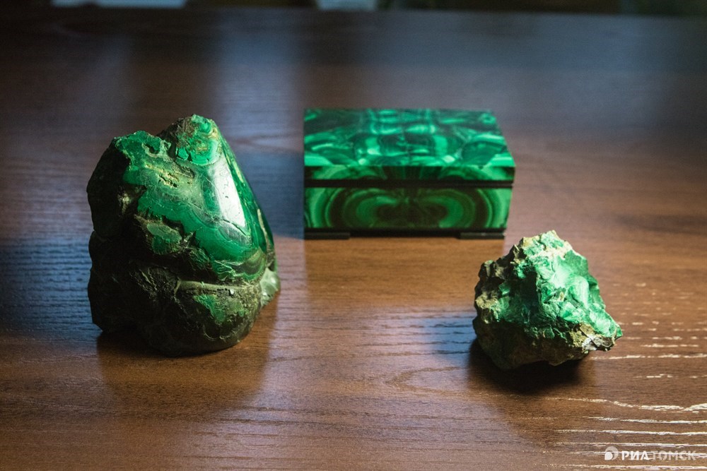 Малахит – один из самых известных драгоценных камней. Как и другие минералы, его нарезают пластинками, которые потом и используют при изготовлении поделок.