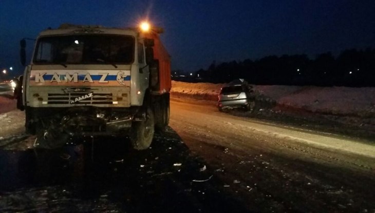 Водитель иномарки погиб при столкновении с КамАЗом на томской трассе