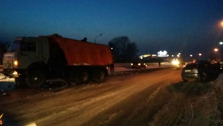 Водитель иномарки погиб при столкновении с КамАЗом на томской трассе