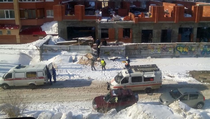 Двое из придавленных плитой в Томске строителей находятся в реанимации